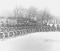 1920 : vingtaine de motocyclistes.