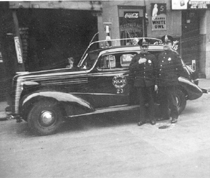 1937 : première voiture-radio (avec 2 policiers devant).