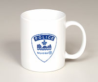 Tasse &agrave; caf&eacute; blanche avec logo bleu SPVM