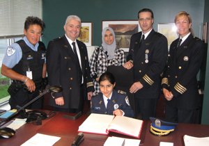 Mouna signant le Livre d'Or