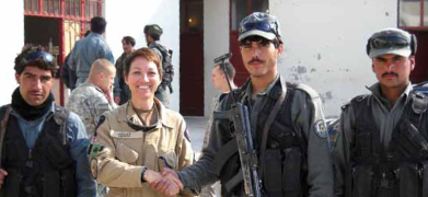 Annie Lacroix et des policiers de Kandahar