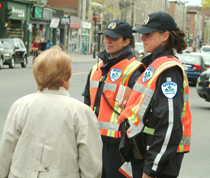 Des polici�res discutent avec un pi�ton, en cette premi�re journ�e de campagne