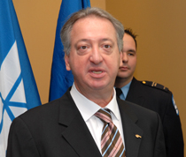 Le pr&eacute;sident de la Commission de la s&eacute;curit&eacute; publique, vice-pr&eacute;sident du comit&eacute; ex&eacute;cutif et maire de l'arrondissement de Lachine, M. Claude Dauphin, &eacute;tait heureux d'inaugurer le Centre de r&eacute;daction de rapports d'&eacute;v&eacute;nements.