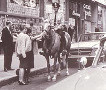 Policier et sa monture à Montréal, au début des années 60